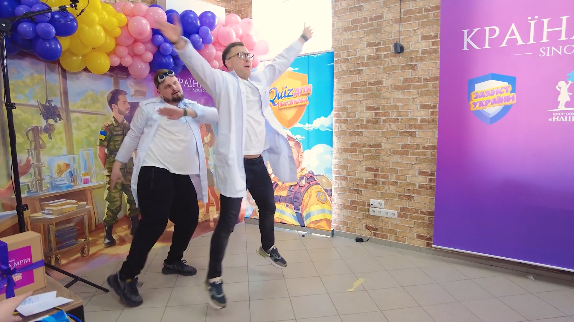 Відкрити відео